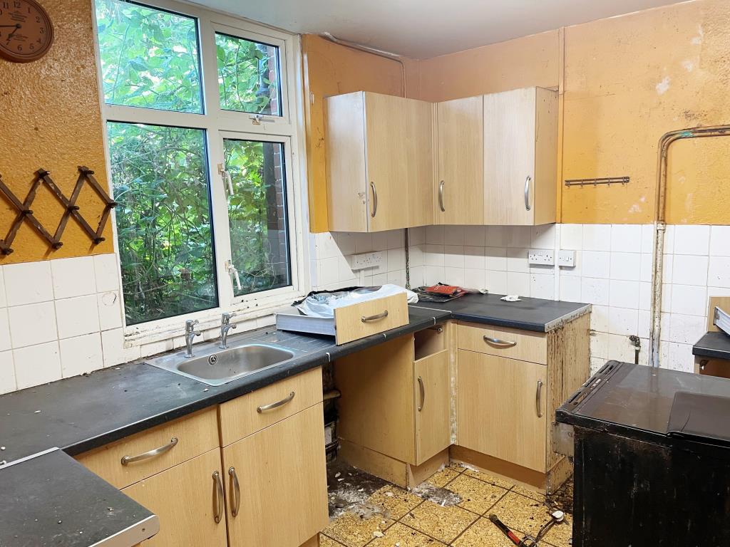 Lot: 99 - HOUSE ARRANGED AS TWO FLATS WITH LARGE GARDENS - Ground floor kitchen to rear with units needing refitting